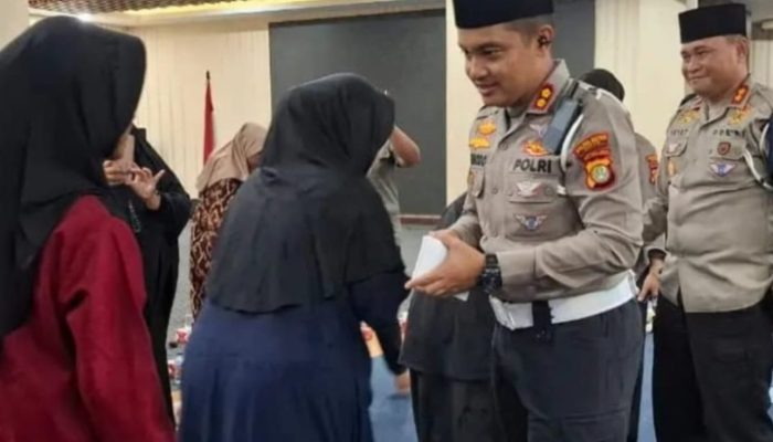 Satlantas Polres Metro Depok  Mengadakan Kegiatan Sosial Menyantuni Anak Yatim Piatu